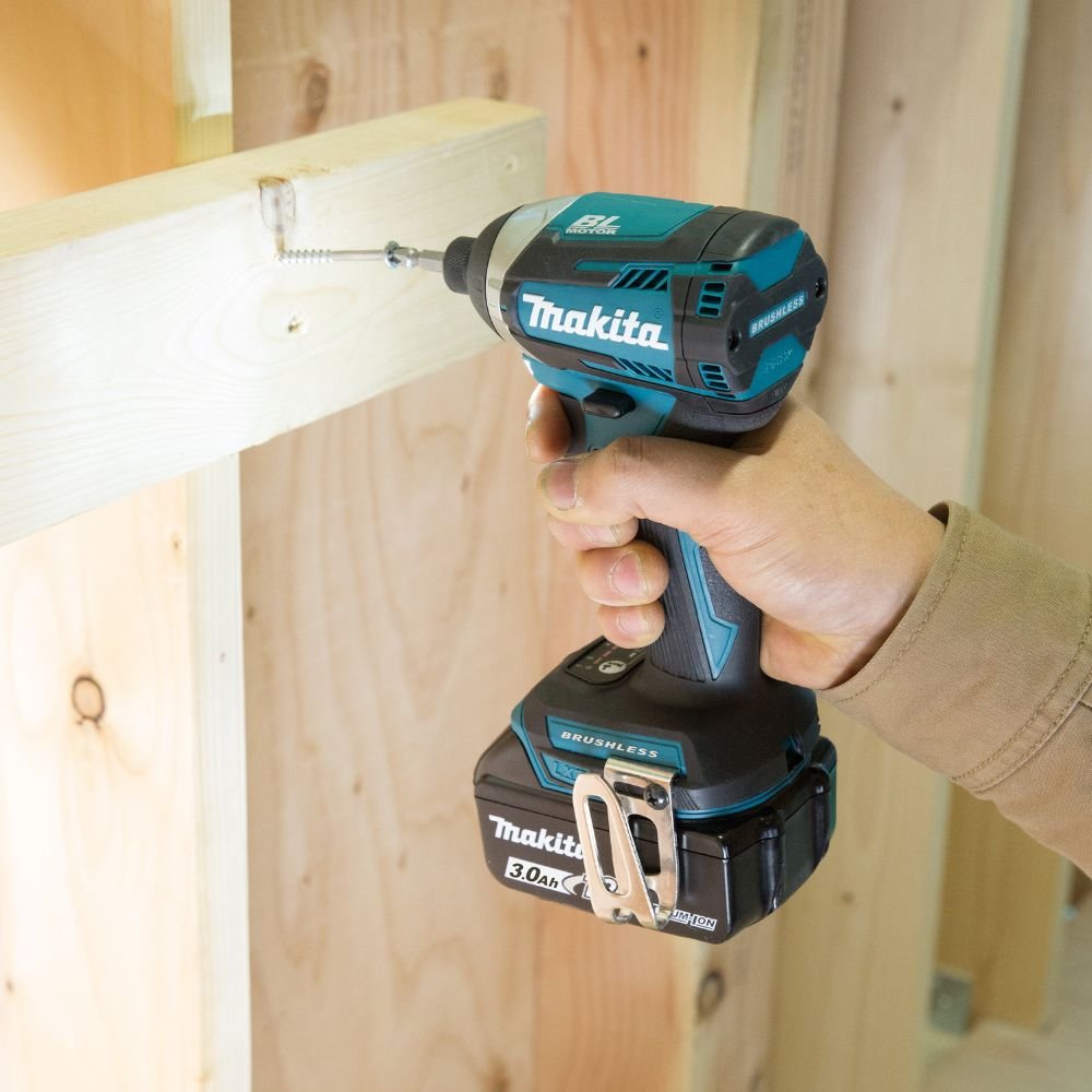 Parafusadeira de Impacto à Bateria 18V 3.0 Ah Íons-Lítio com 2 Bat. e Maleta MAKITA-DTD154RFE-BIVOLT - Imagem