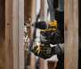 Combo Parafusadeira/Furadeira de Impacto Brushless 1/2 Pol. com 2 Baterias 20V Li-Ion Carregador 110V com Jogo de 15 Brocas e Maleta DEWALT-K8250 - Imagem